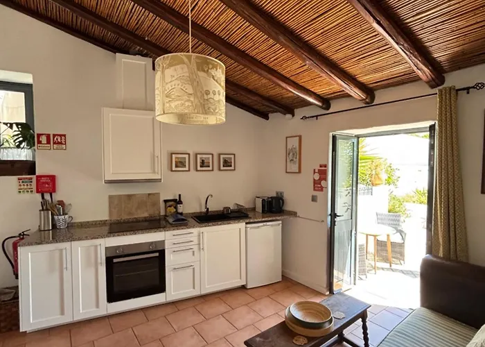 Casa Na Colina : The Cottage And The Long House